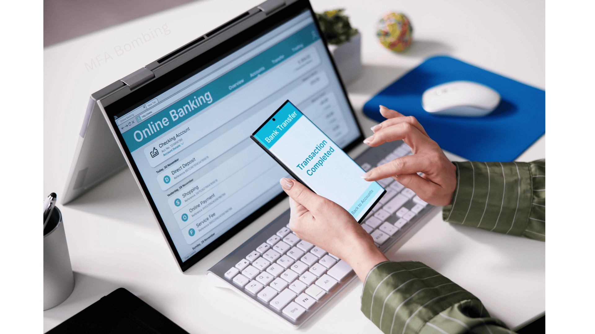 Auf dem Bild ist ein Nutzer mit einem Laptop und einem Smartphone zu sehen. Im Browser des Laptops ist der Online Banking Account geöffnet und auf dem Handy wird mittels Multifactor-Authentifizierung (MFA) eine Transaktion bestätigt.