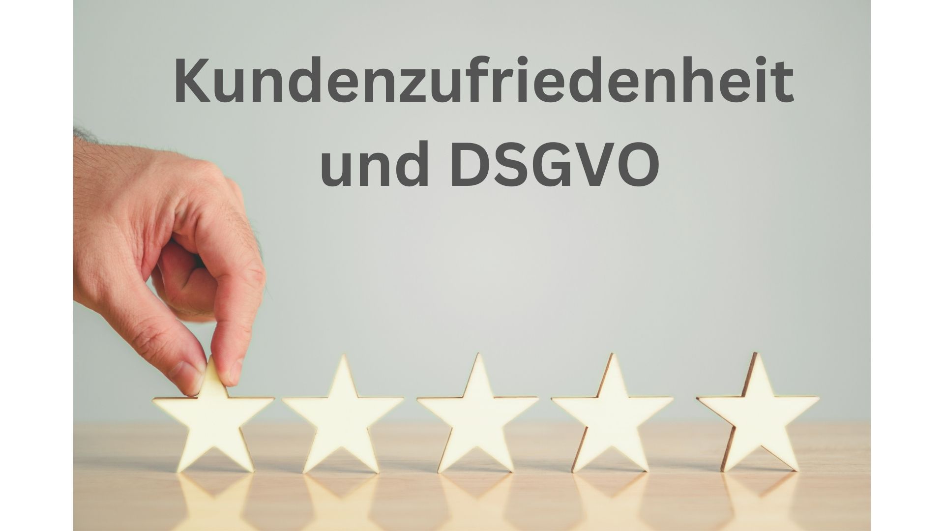 Auf dem Bild sind 5 Sterne mit einer Hand zu sehen, die den Titel "Kundenzufriedenheit und Datenschutz" wiedergeben sollen.