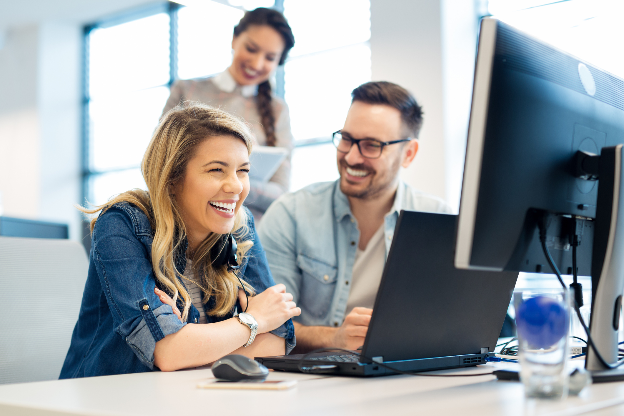 Gruppe von Geschäftsleuten und Softwareentwicklern, die als Team im Büro arbeiten