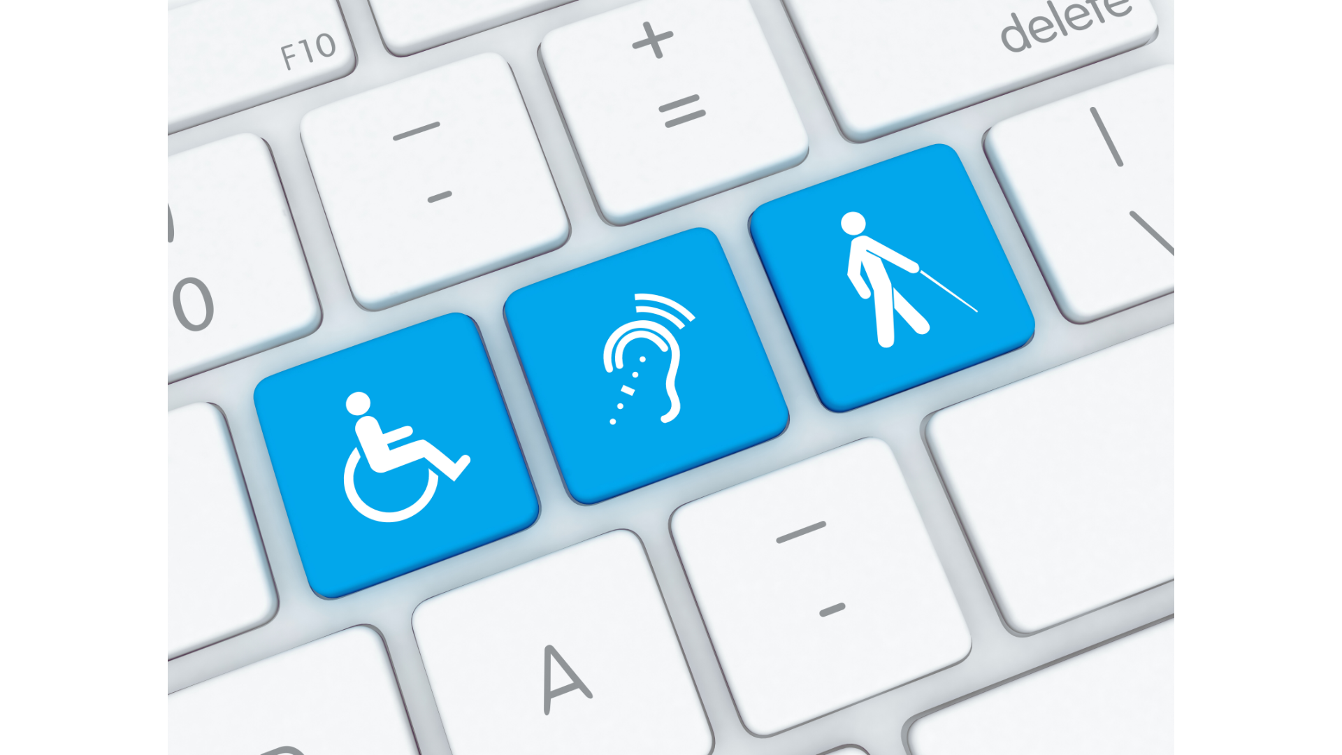 Drei blaue Tasten auf einer Computertastatur mit Symbolen für Barrierefreiheit: Rollstuhl, Hörbehinderung und Sehbehinderung. Fokus auf digitale Inklusion.