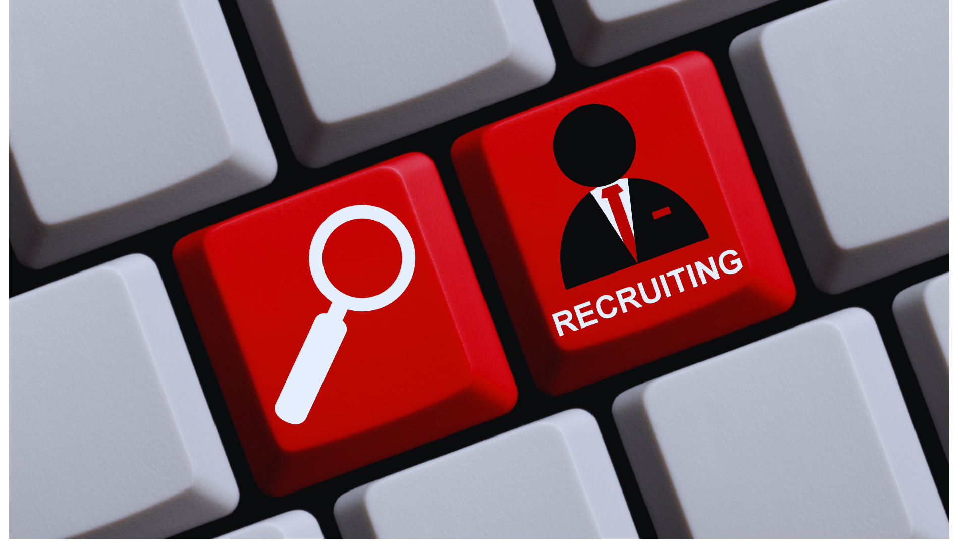 Tastatur mit roten Tasten für Recruiting und Personalsuche – Symbolbild für digitale Bewerbersuche und Datenschutz im Recruiting.