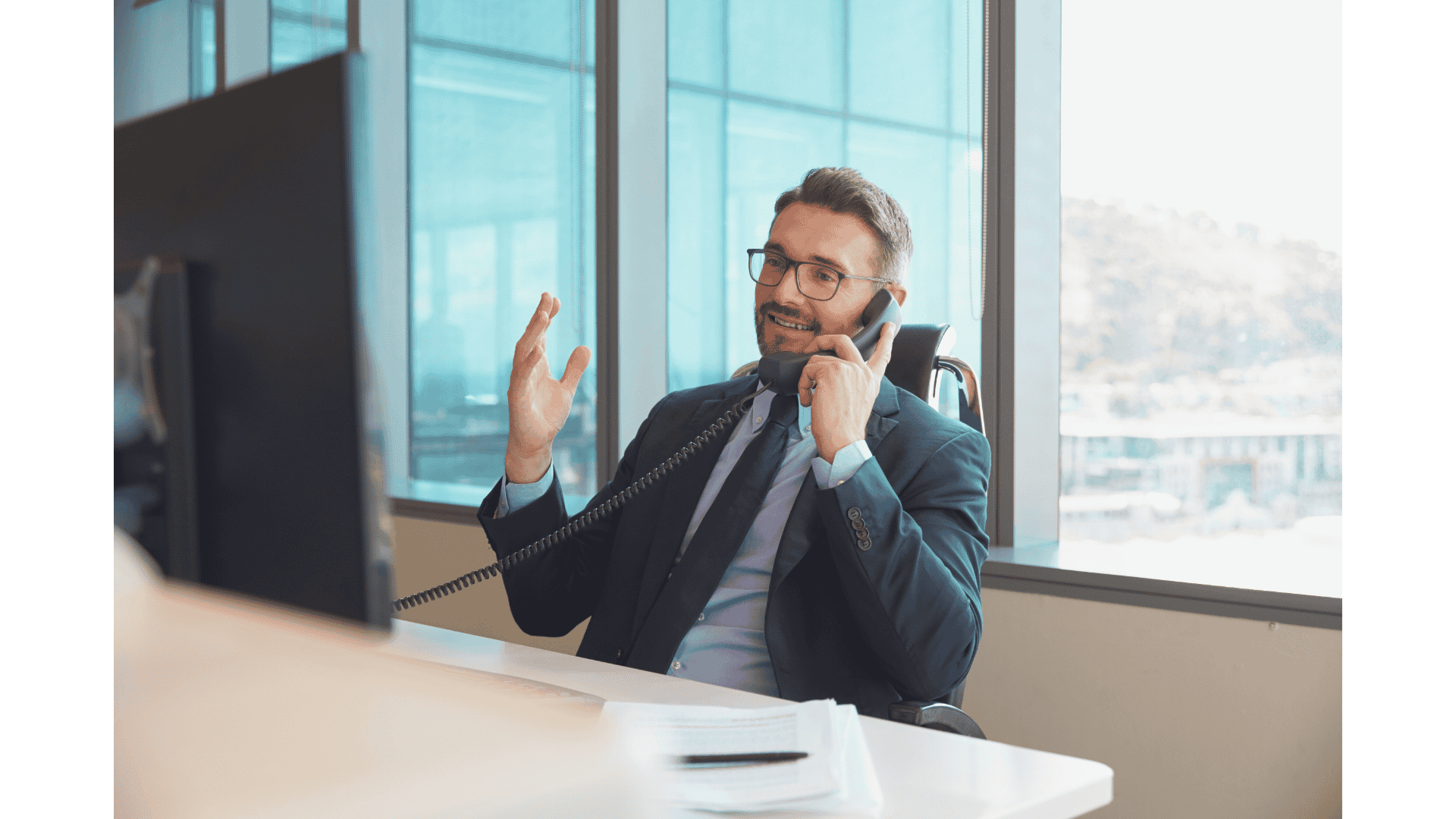 Neuer Arbeitgeber spricht telefonisch mit ehemaligem Arbeitgeber über Qualifikationen und Arbeitszeugnis eines Bewerbers im Büro
