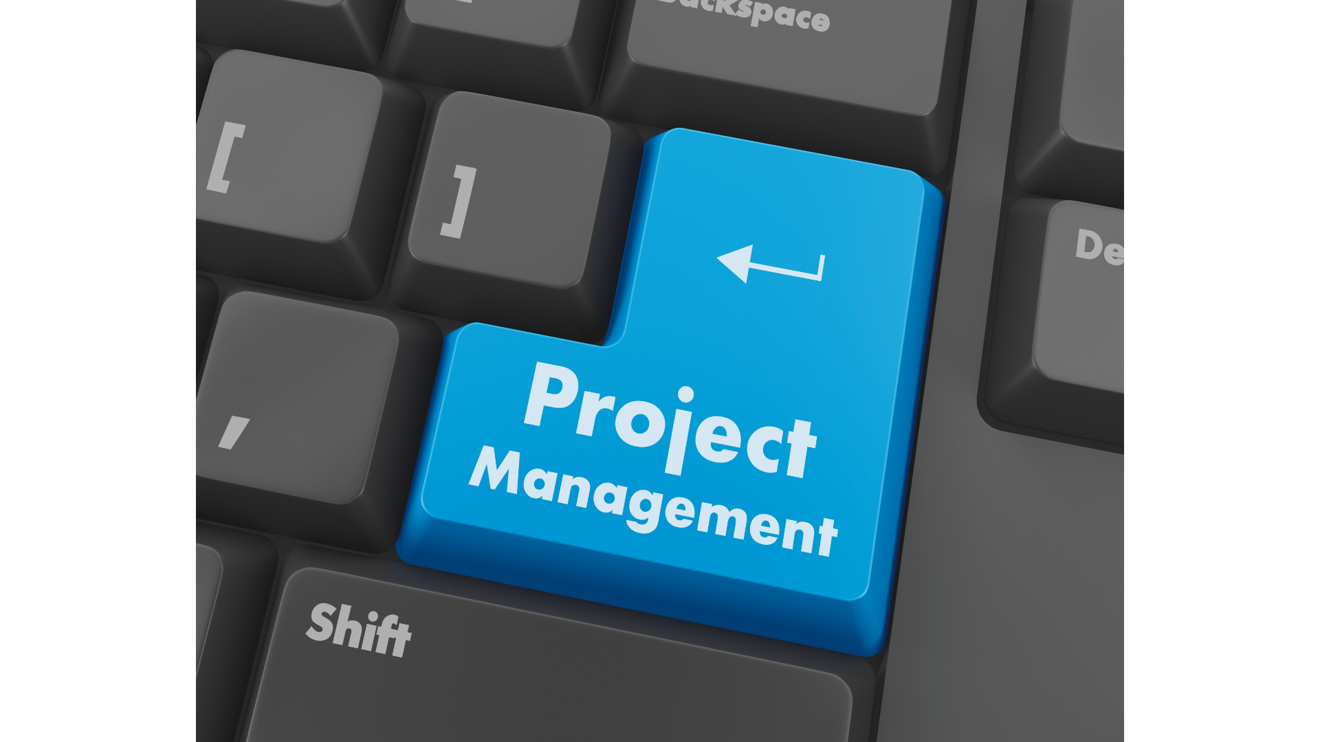 Große blaue Taste mit der Aufschrift „Project Management“ auf einer Tastatur – symbolisiert die Integration von Informationssicherheit in Projektprozesse gemäß ISO 27001