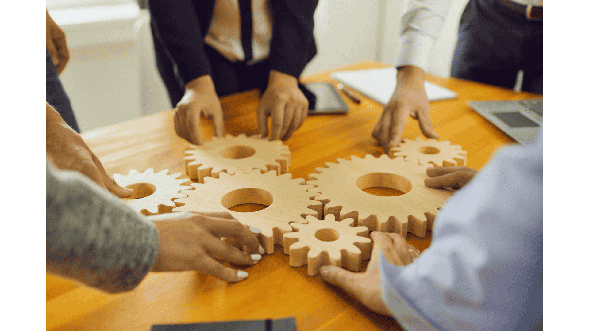 Teamwork im Verband: Personen verbinden symbolische Zahnräder – Darstellung der Zusammenarbeit mit einem externen Datenschutzbeauftragten für Verbände