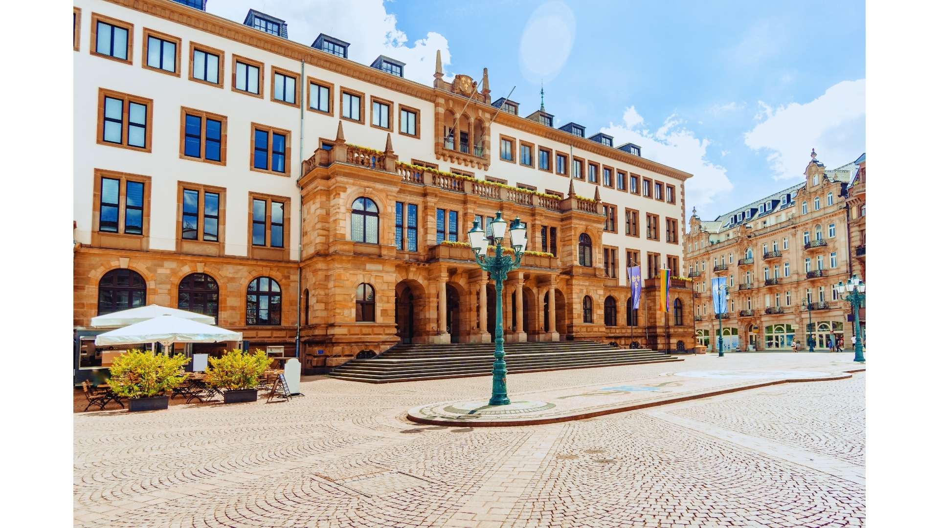 ngo-illustration-Artboard 5 Rathaus Wiesbaden als Symbol für Datenschutzbeauftragten in der Nähe